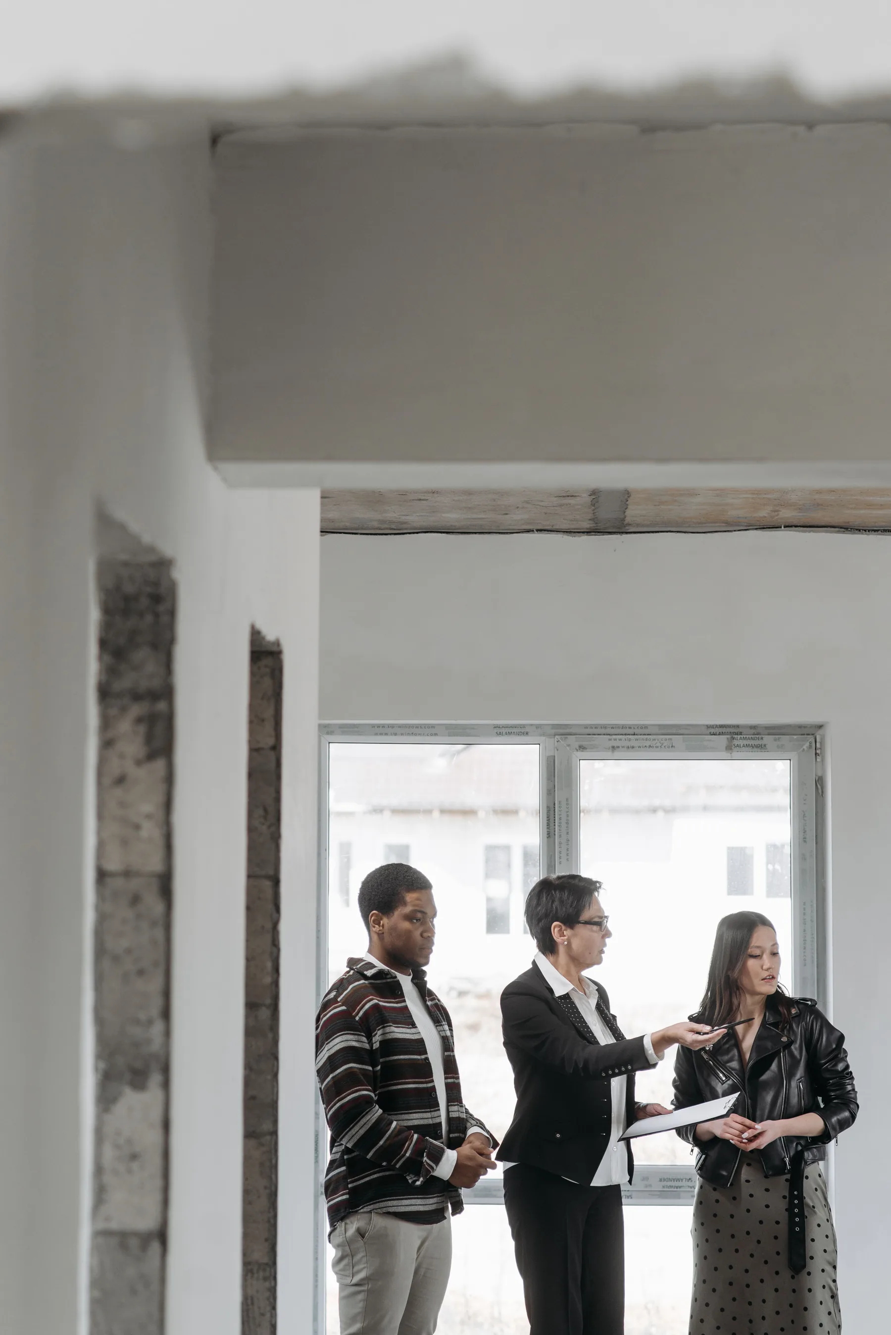 Representative property inspection discussion between an adviser and prospective buyers
